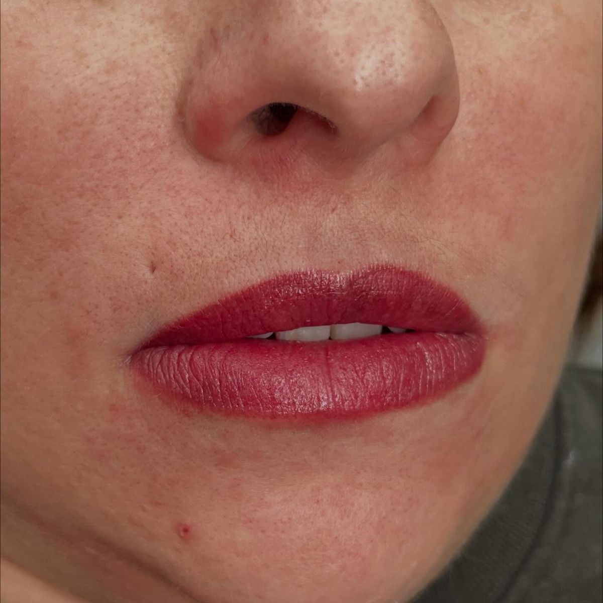 Après : les mêmes lèvres après un Candy Lips et sa retouche fixatrice, couleur ravivée et contour redessiné