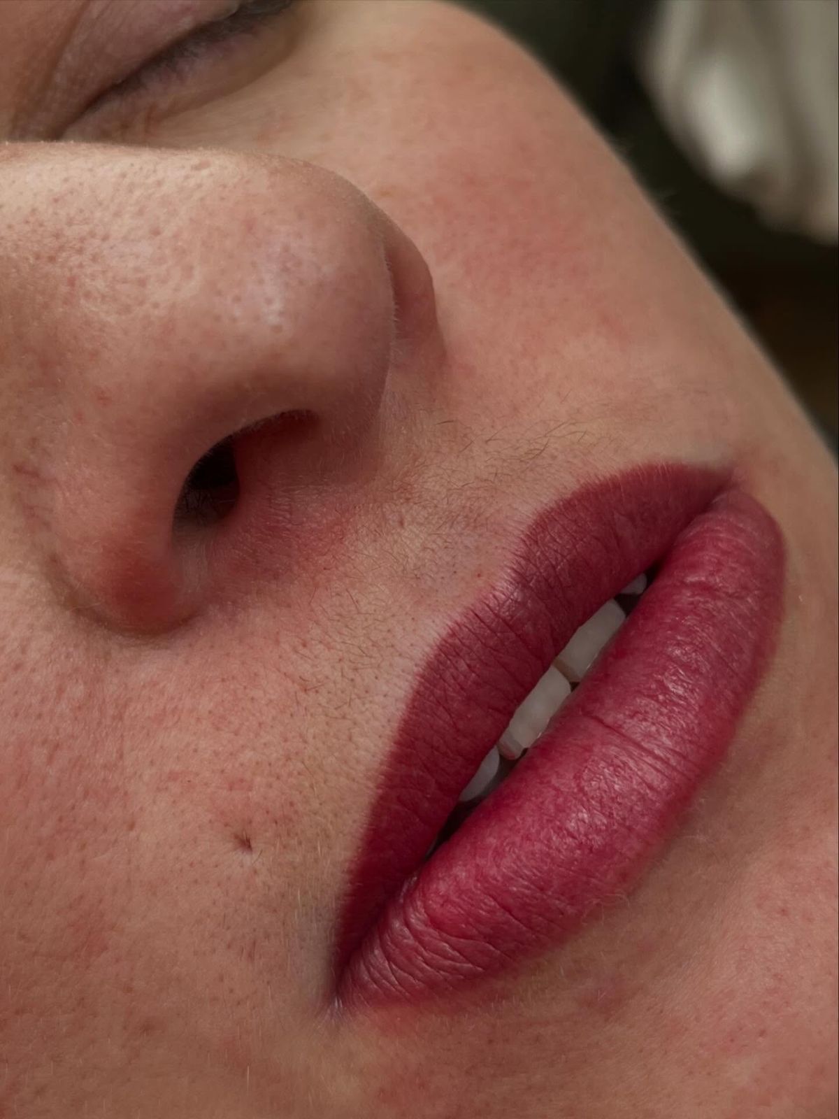 Gros plan sur des lèvres après un Candy Lips chez Claire Degli-Esposti à Aix-les-Bains, couleur ravivée et contour redessiné
