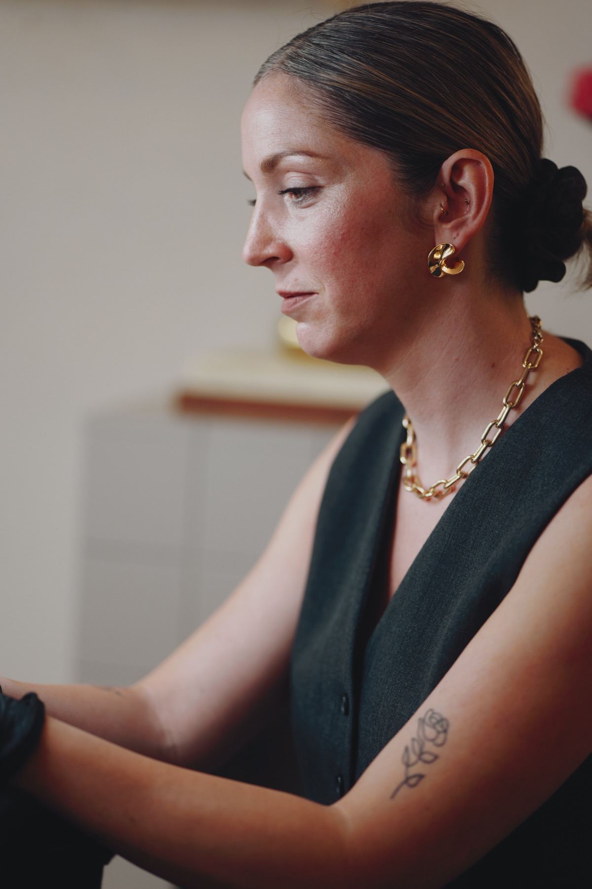 Portrait de Claire Degli-Esposti, dermographe à Aix-les-Bains, de profil dans son espace de soin